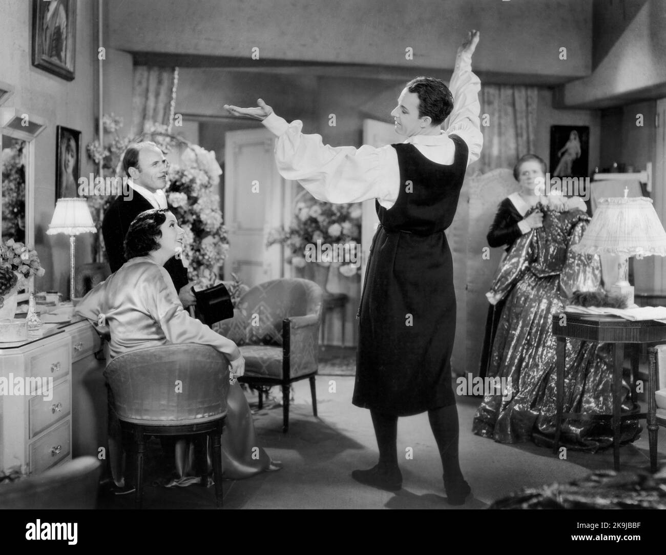 Lynn Fontanne, Roland Young, Alfred Lunt, Maude Eburne, onset of the