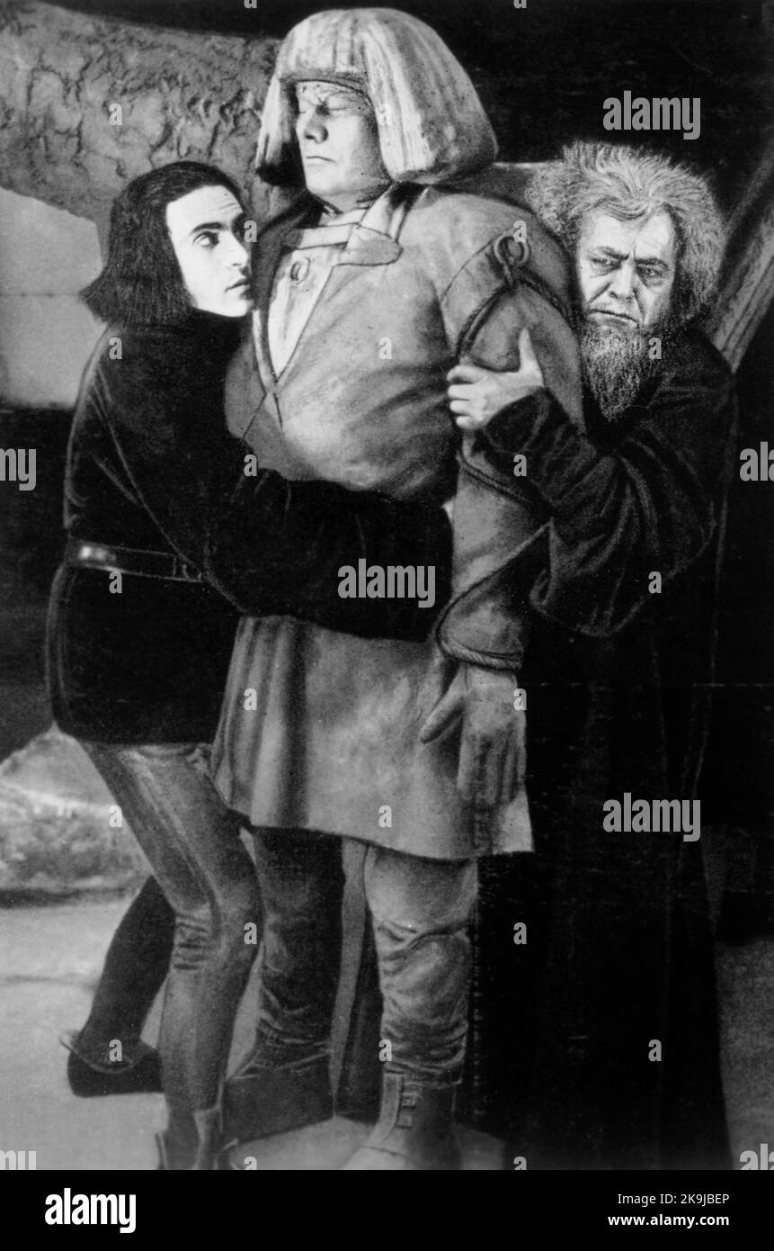 Ernst Deutsch, Paul Wegener, Albert Steinruck, on-set of the German Silent Film, 'The Golem: How He Came into the World', German title: Der Golem, wie er in die Welt kam, Deutsche Bioscope, 1920 Stock Photo