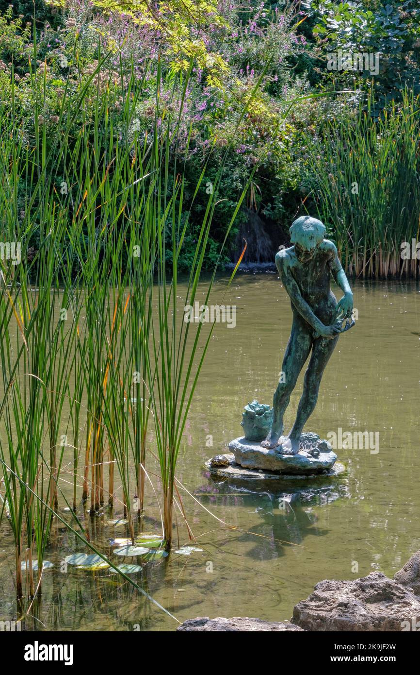 Boy fishing statue hi-res stock photography and images - Alamy
