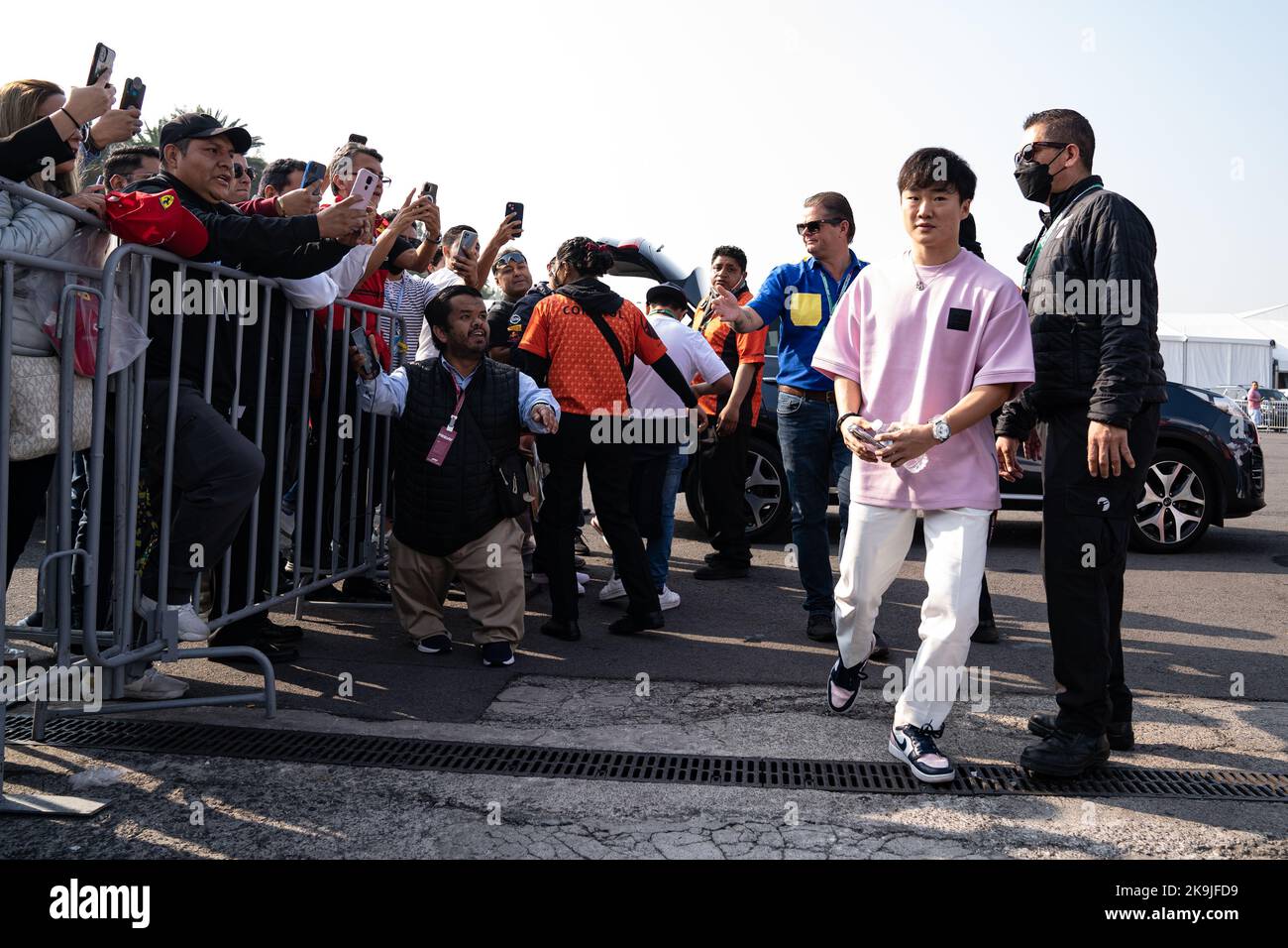 Mexico City, Mexico. 28th Oct, 2022. Yuki Tsunoda arrives at the Formula 1 to cheering crowds. Credit: Lexie Harrison-Cripps/Alamy Live News Stock Photo