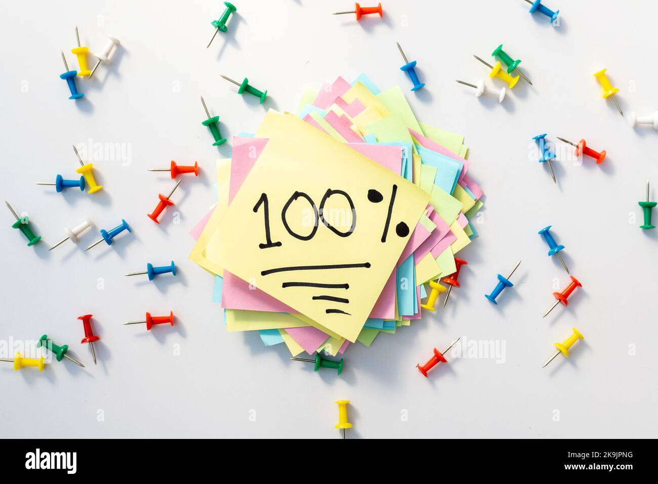 A hundred percent number written in words on a yellow sticky note Stock Photo