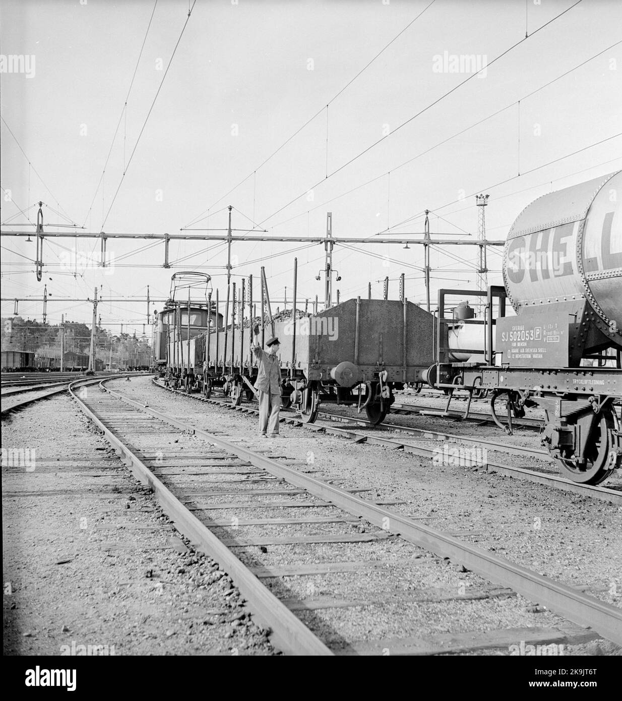 Switching of wagons. Carriage SJ Q12 502053 with the text Shell Stock ...