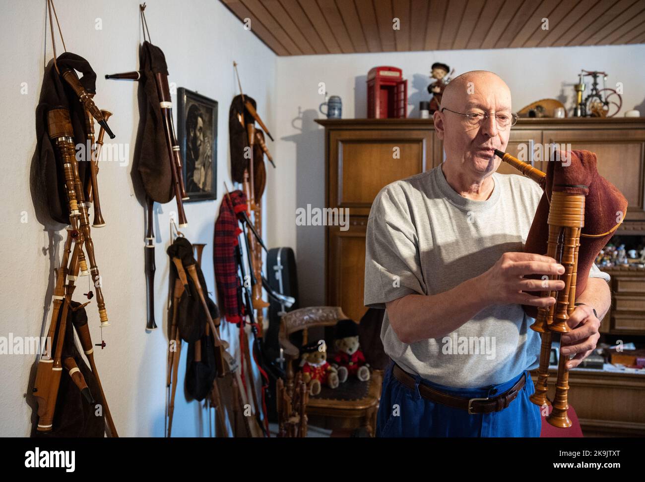 Bagpipes Hanging On Wall In Hi res Stock Photography And Images Alamy bagpipes-hanging-on-wall-in-hi-res-stock-photography-and-images-alamy