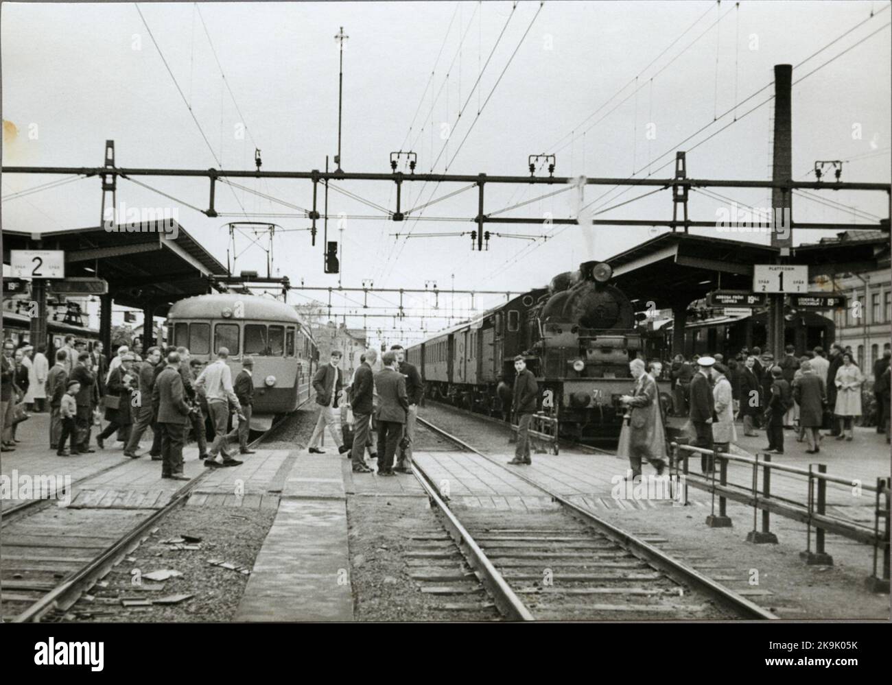 Trafikaktiebolaget Grängesberg - Oxelösund Railways, TGOJ M3T 71, stops at Eskilstuna Central Station. Next to it is a motor car type X16/x17. Stock Photo