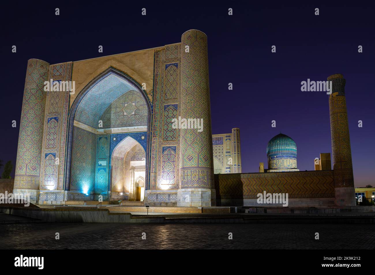 SAMARKAND, UZBEKISTAN - SEPTEMBER 12, 2022: medieval Bibi Khanum madrasah in night accent lighting Stock Photo