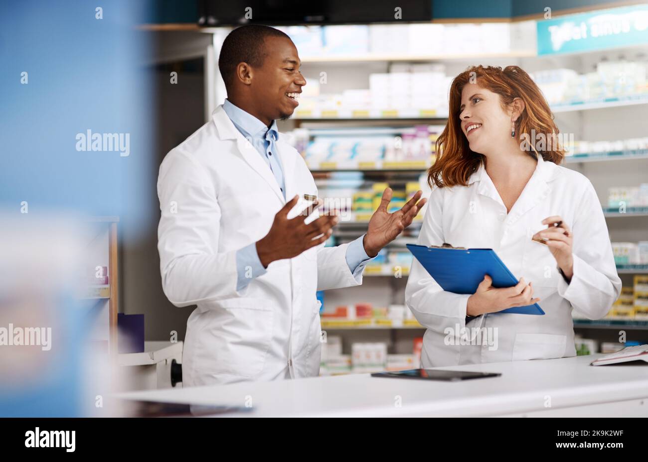 Pharmacist Multitasking Two pharmacists discussing work hi-res stock photography and images - Alamy
