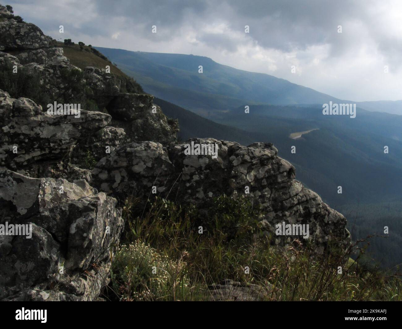 View over the hazy blue mountains of the Eastern Escarpment of South Africa, at Kaapsche Hoop Stock Photo