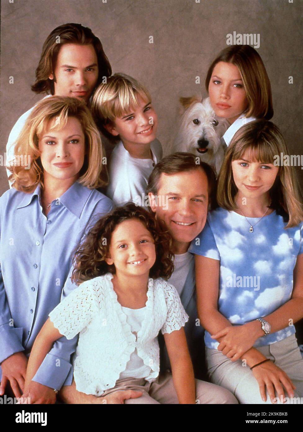 STEPHEN COLLINS, BEVERLEY MITCHELL, DAVID GALLAGHER, CATHERINE HICKS, JESSICA BIEL, BARRY WATSON and MACKENZIE ROSMAN in 7TH HEAVEN (1996), directed by BURT BACHARACH and TONY MORDENTE. Credit: Spelling Television / Album Stock Photo