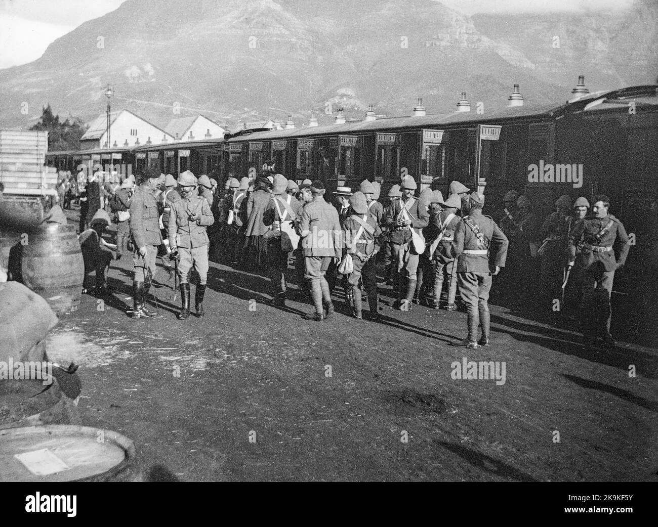 British Soldiers disembarking from a train in South Africa during the Boer War. Stock Photo