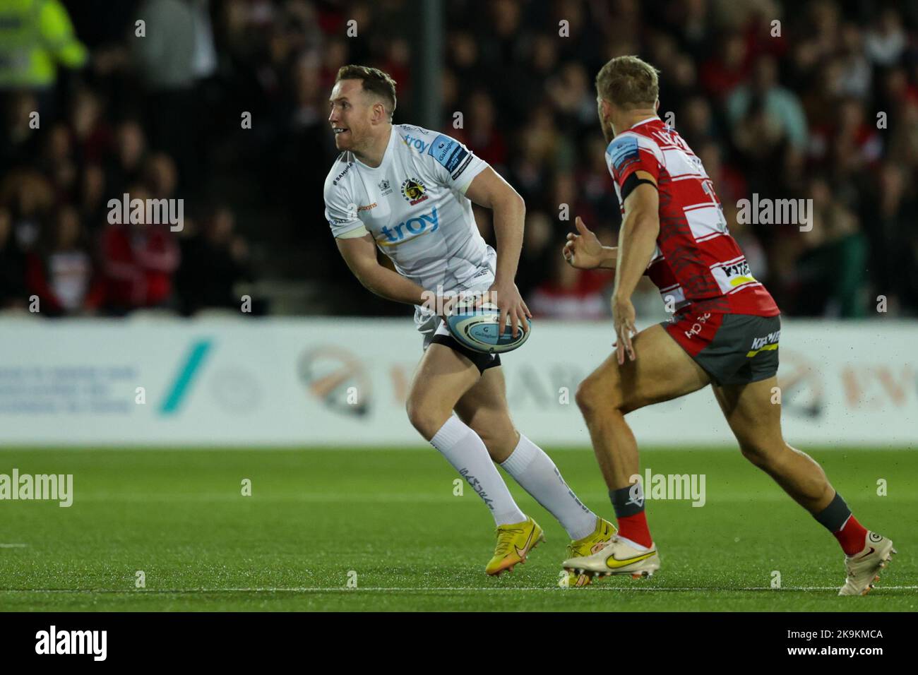 Rory O'Loughlin of Exeter Chiefs is closed down by Chris Harris of Gloucester Rugby during the Gallagher Premiership match Gloucester Rugby vs Exeter Chiefs at Kingsholm Stadium , Gloucester, United Kingdom, 28th October 2022  (Photo by Nick Browning/News Images) Stock Photo