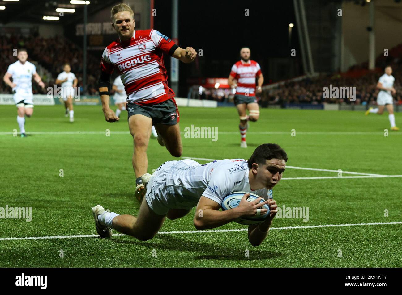 Gloucester, UK. 28th Oct, 2022. Dan John of Exeter Chiefs gathers a ball in his in-goal area, under pressure from Chris Harris of Gloucester Rugby during the Gallagher Premiership match Gloucester Rugby vs Exeter Chiefs at Kingsholm Stadium, Gloucester, United Kingdom, 28th October 2022 (Photo by Nick Browning/News Images) in Gloucester, United Kingdom on 10/28/2022. (Photo by Nick Browning/News Images/Sipa USA) Credit: Sipa USA/Alamy Live News Stock Photo