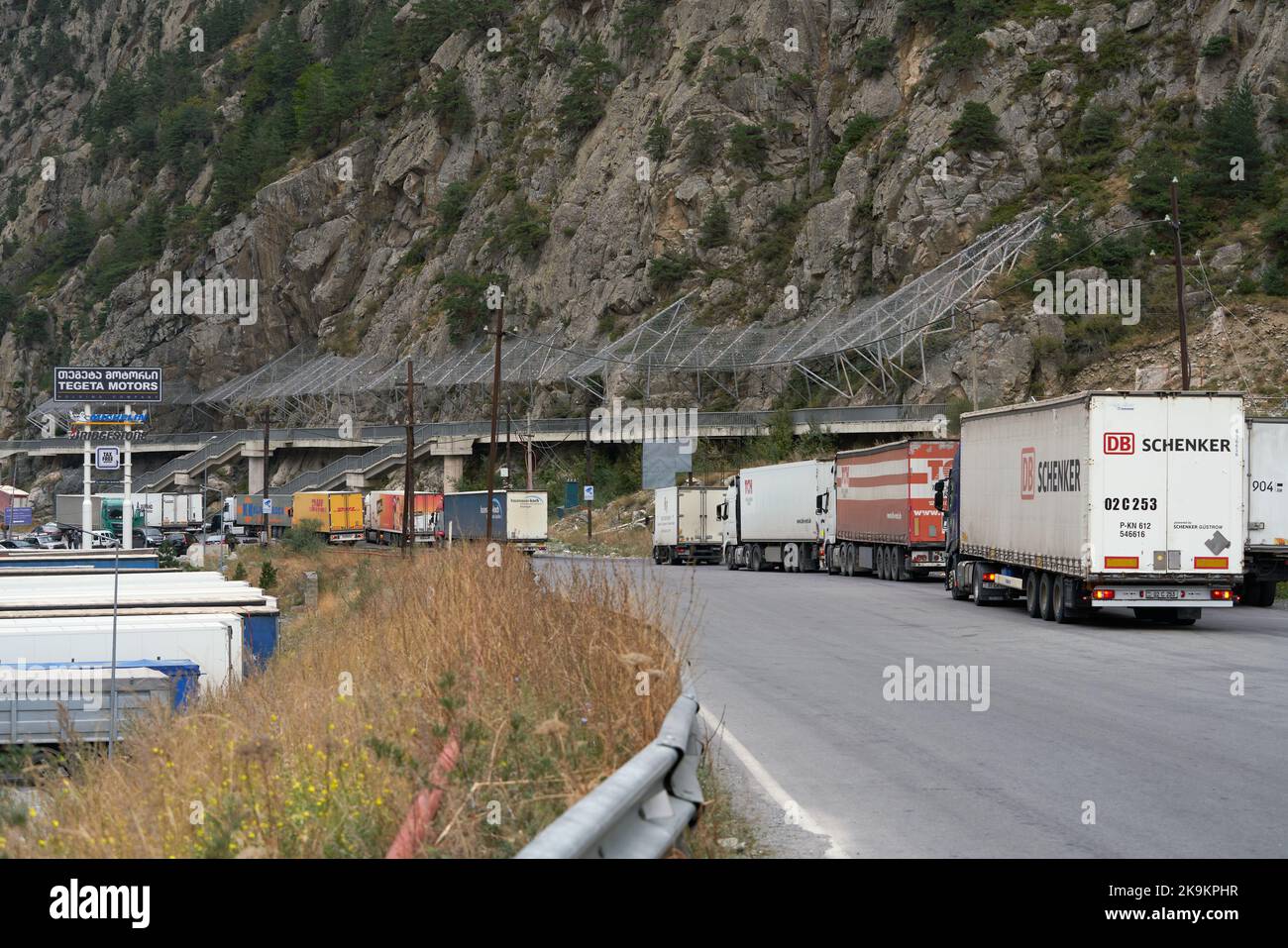 Trucks in line for the Zemo Larsi/Verkhny Lars border crossing checkpoint Stock Photo