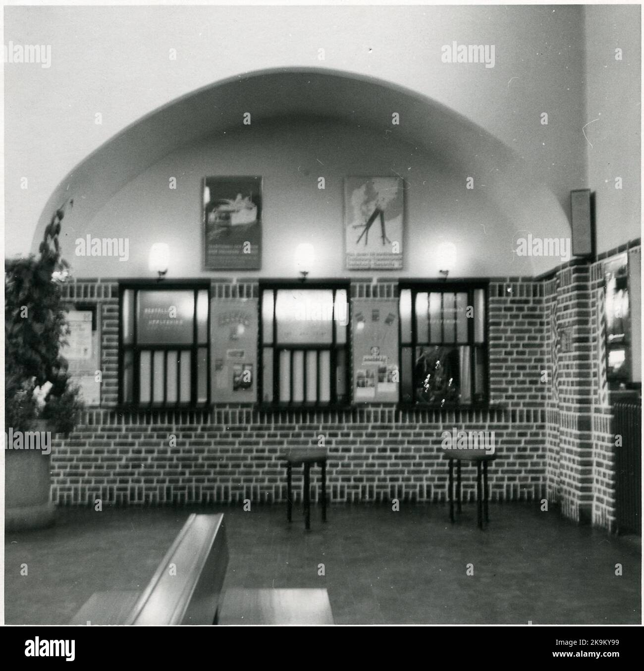Historical waiting room hi-res stock photography and images - Alamy