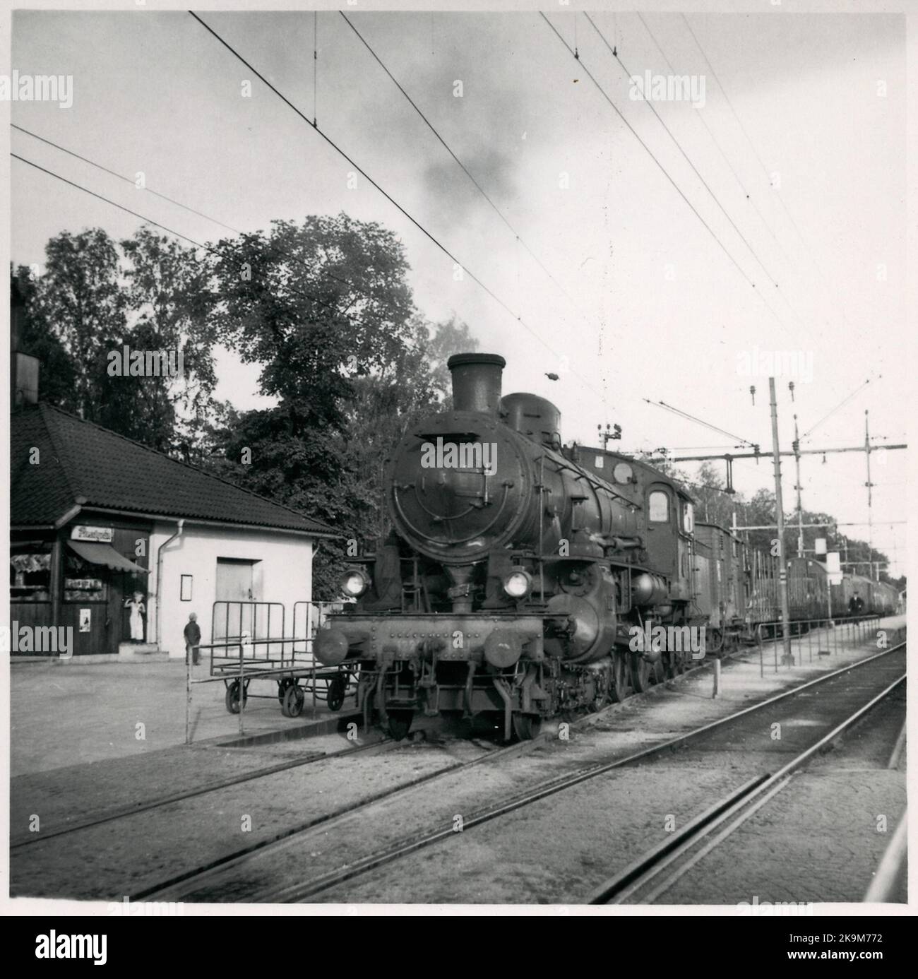 Tillberga station, State Railways, SJ B 1221. Stock Photo