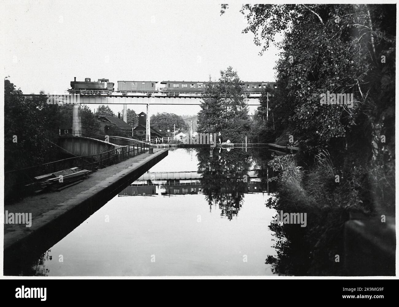 Railway bridge over the canal hi-res stock photography and images - Alamy