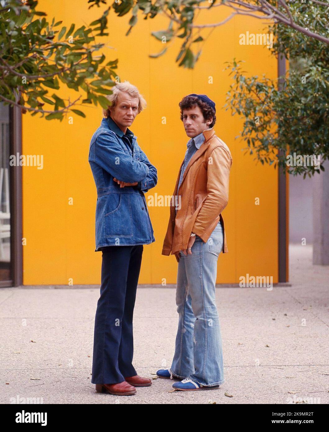 DAVID SOUL and PAUL MICHAEL GLASER in STARSKY AND HUTCH (1975), directed by DON WEIS, PAUL MICHAEL GLASER, EARL BELLAMY and GEORGE MCCOWAN. Credit: SPELLING-GOLDBERG PRODUCTIONS / Album Stock Photo