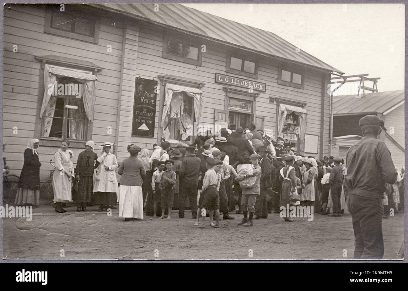 World war food queue hi-res stock photography and images - Alamy