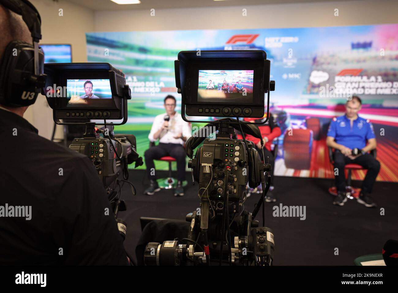 (L to R): Andrew Shovlin (GBR) Mercedes AMG F1 Trackside Engineering ...