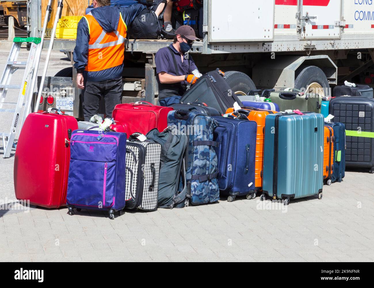 Luggage unload hi-res stock photography and images - Alamy