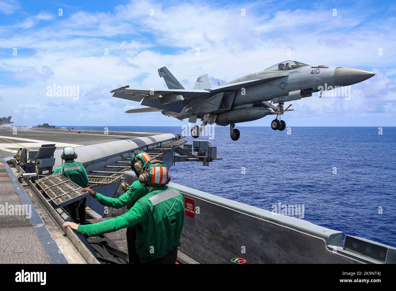 An F/A-18E Super Hornet assigned to the “Vigilantes” of Strike Fighter Squadron (VFA) 151 launches from the flight deck of the Nimitz-class aircraft carrier USS Abraham Lincoln (CVN 72) while the ship is underway Stock Photo