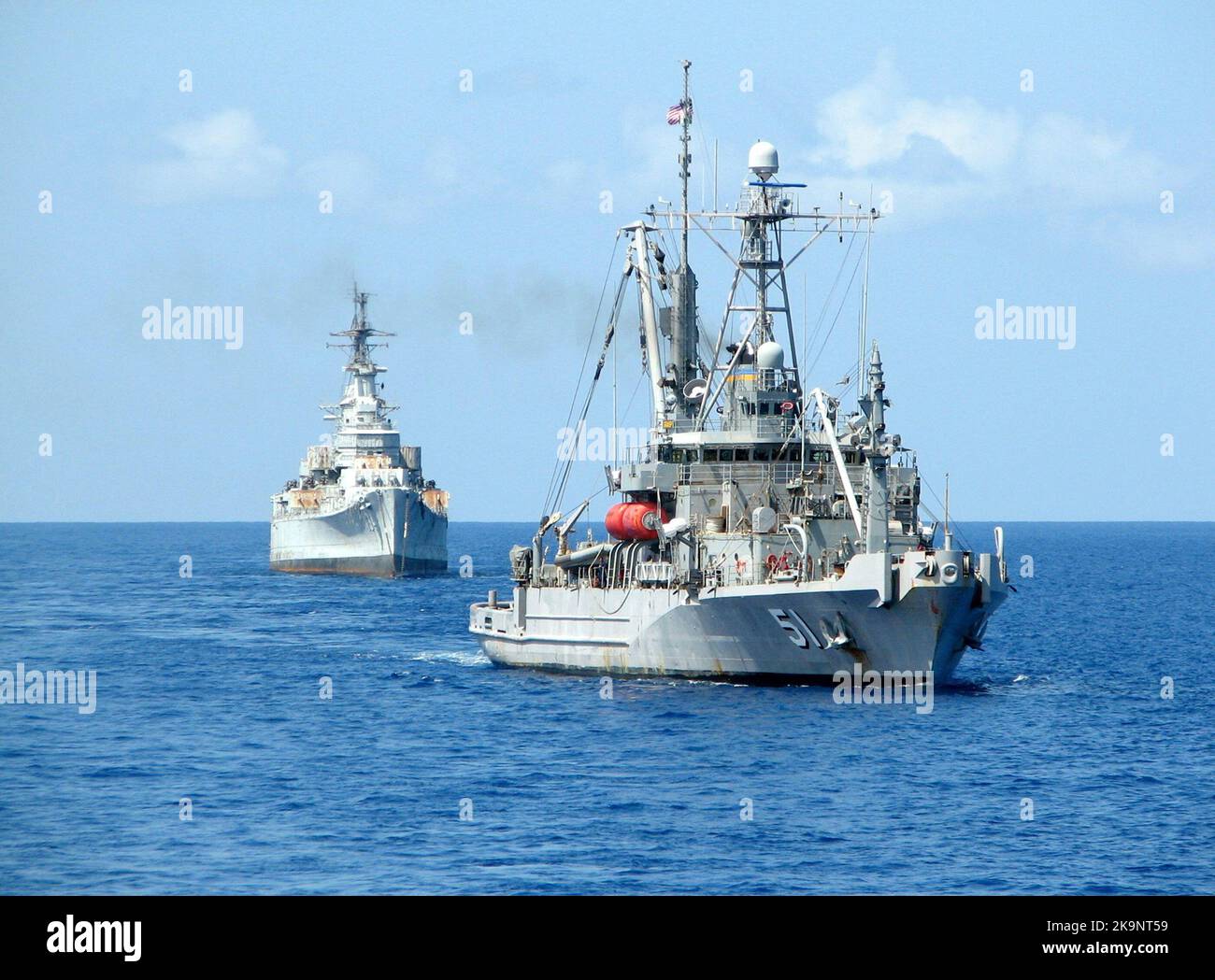 USNS Grasp towing the ex-USS Des Moines for scrapping. USNS Grasp (T-ARS-51) is a Safeguard-class rescue and salvage ship Stock Photo