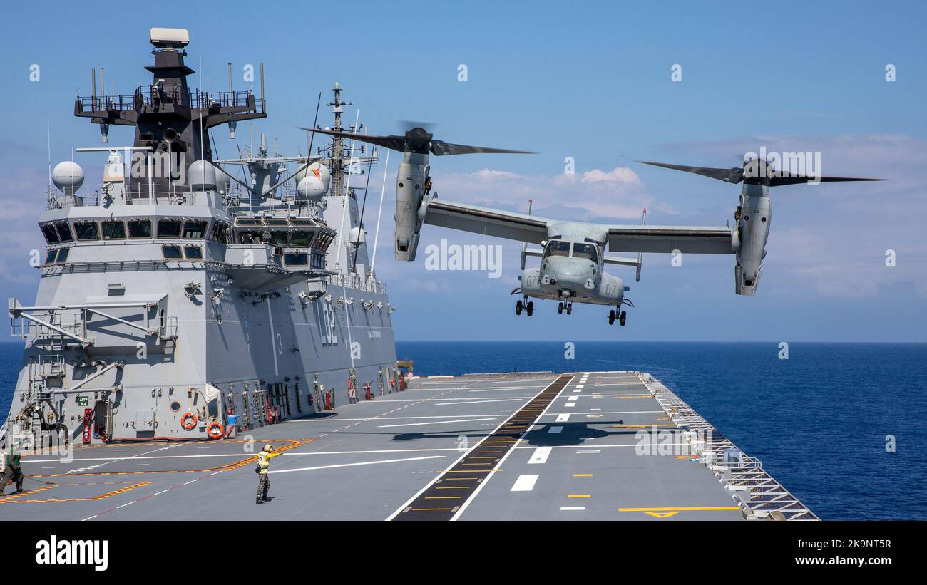 A U.S. Marine Corps MV-22B Osprey performs deck landing maneuverers aboard the Royal Australian Navy landing helicopter dock ship HMAS Canberra (L02) Stock Photo