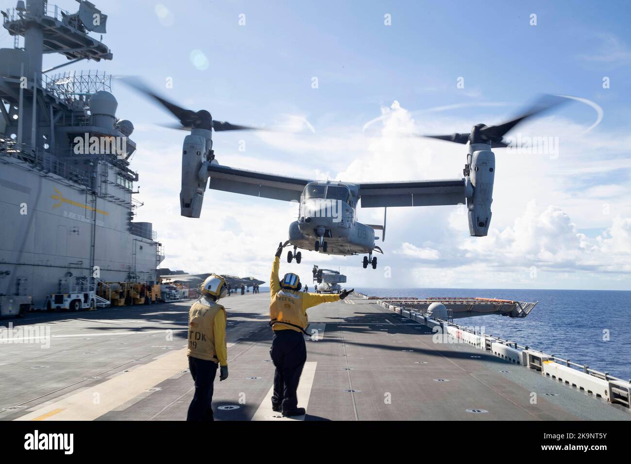 An MV-22 Osprey tiltrotor aircraft assigned to Marine Medium Tiltrotor Squadron (VMM) 262 (Reinforced) takes off from the amphibious assault ship USS Tripoli (LHA 7) Stock Photo