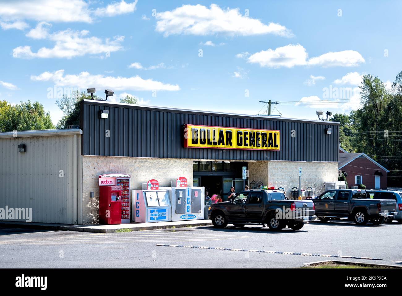 Ice machine outside convenience store hires stock photography and