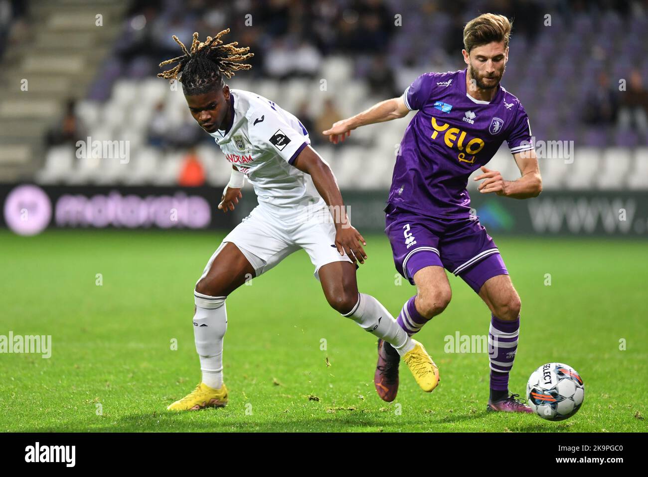 Deinze's Gaetan Hendrickx and RSCA Futures' Agyei Enock fight for the ball  during a soccer match between RSC Anderlecht Futures and KMSK Deinze,  Sunday 14 August 2022 in Anderlecht, on day 1