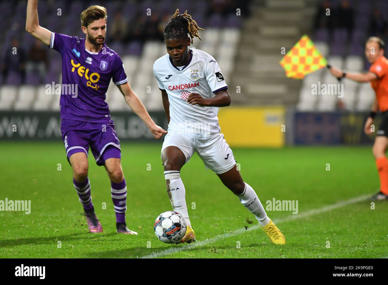 Deinze's Gaetan Hendrickx and RSCA Futures' Agyei Enock fight for the ball  during a soccer match between RSC Anderlecht Futures and KMSK Deinze,  Sunday 14 August 2022 in Anderlecht, on day 1