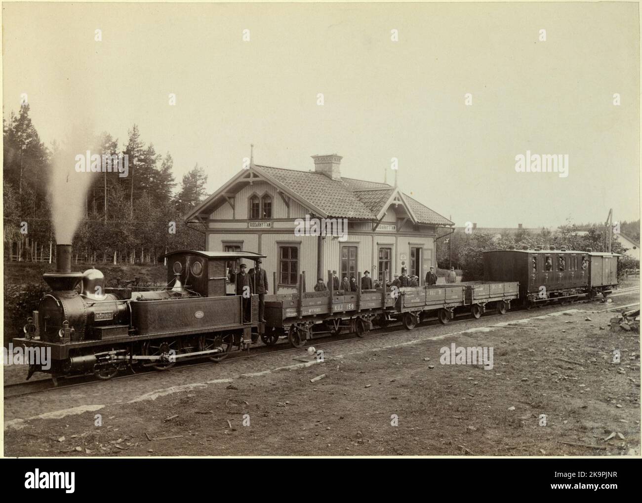 Riddarhyttan old station by train towards Köping. Köping Uttersbergs Railway Kuj Lok 1 'Köping'. The second last wagon is BCO no. 11. Svergie's second bow wedge delivered from Atlas in 1884. Stock Photo