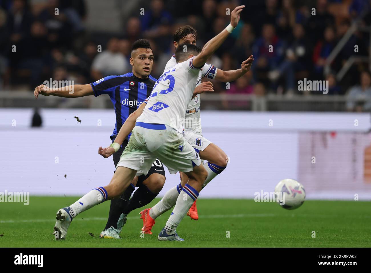 Milan, Italy, 29th October 2022. Lautaro Martinez of FC Internazionale shoots goalwards under pressure from Bartosz Bereszynski and Alex Ferrari of UC Sampdoria during the Serie A match at Giuseppe Meazza, Milan. Picture credit should read: Jonathan Moscrop / Sportimage Credit: Sportimage/Alamy Live News Stock Photo
