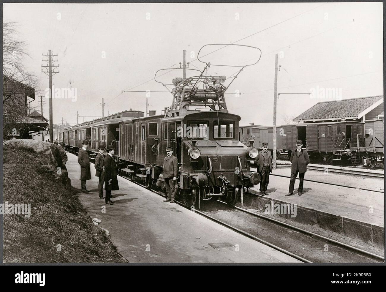 LOK # 1 on the test section for the electrical experimental operation at Järva Station.M manufacturer Westinghouse Electric & Manufacturing Co in Pittsburg, USA. The model was a two -axis framework locomotive with cast frames according to the US standard for smaller direct current locomotives. To the drive shaft through a one -sided gear. Stock Photo