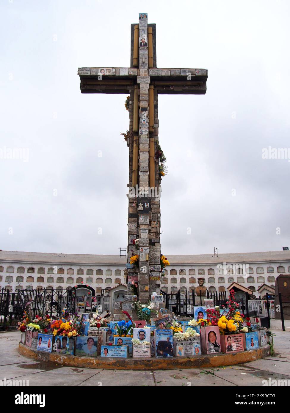 El Callao, Peru. 29th Oct, 2022. Flowers and gifts left for those who