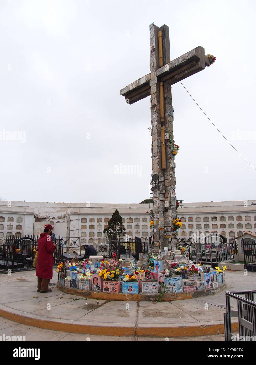 El Callao, Peru. 29th Oct, 2022. Flowers and gifts left for those who do not have a grave at the 'Cross of the Dead' in the Baquijano and Carrillo cemetery at the Peruvian port of El Callao. The Cross of the Dead was erected on an old mass grave and is the place where people come to honor their deceased without a grave, either because they were lost at sea, disappearances, missing in any way, or because their bodies were thrown into a mass grave. Credit: Fotoholica Press Agency/Alamy Live News Stock Photo