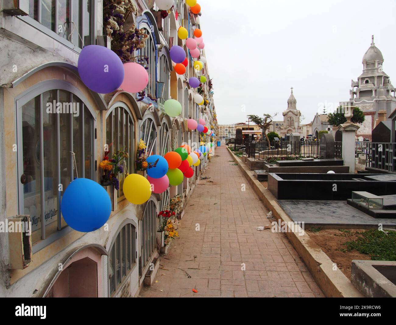 El Callao, Peru. 29th Oct, 2022. Balloons and garlands adorn the niches and tombstones of children buried in the kindergartens of the Baquijano and Carrillo cemetery   at the Peruvian port of El Callao, as part of the preparations for the Day of the Dead Credit: Fotoholica Press Agency/Alamy Live News Stock Photo