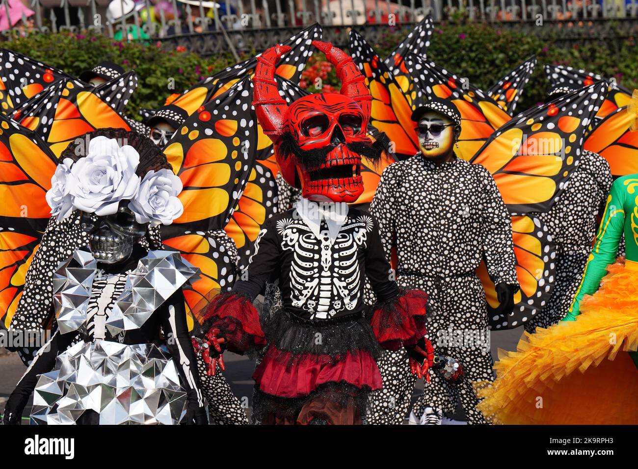 Mexico City, Mexico. 29th Oct, 2022. Costumed performers dance during the Grand Parade of the Dead to celebrate Dia de los Muertos holiday on Paseo de la Reforma, October 29, 2022 in Mexico City, Mexico. Credit: Richard Ellis/Richard Ellis/Alamy Live News Stock Photo
