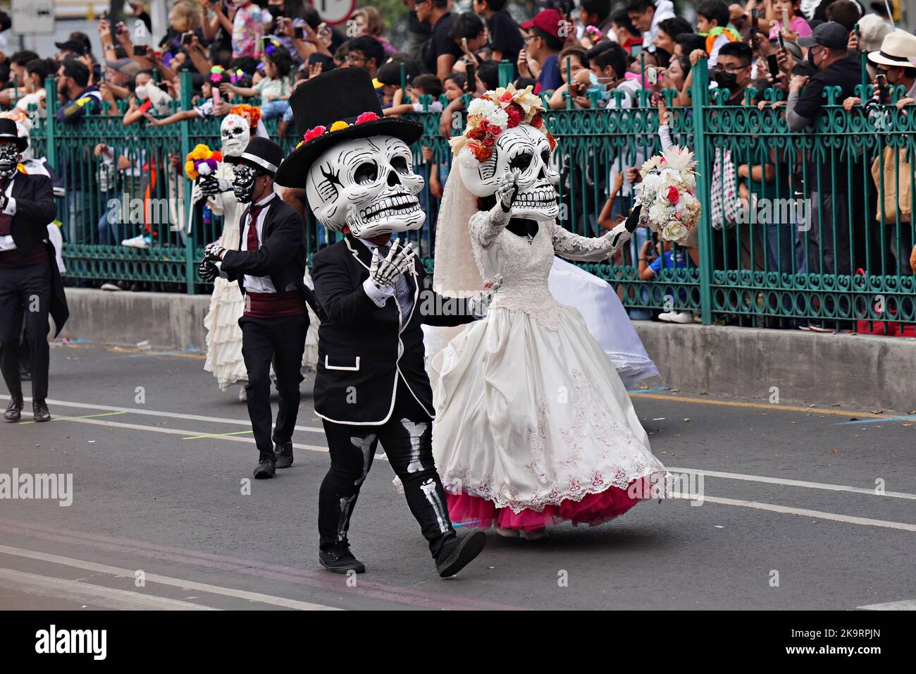 Mexico City, Mexico. 29th Oct, 2022. Performers wearing giant skull masks wave to spectators during the Grand Parade of the Dead to celebrate Dia de los Muertos holiday on Paseo de la Reforma, October 29, 2022 in Mexico City, Mexico. Credit: Richard Ellis/Richard Ellis/Alamy Live News Stock Photo