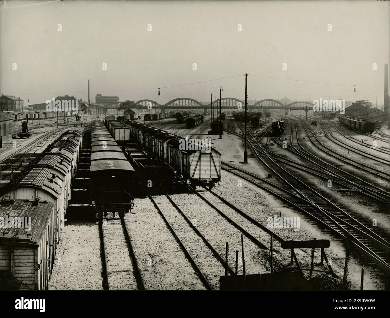 The operating yard in Malmö. The street charter across the yard. The development of traffic has affected the necessary enlargements and modernizations. During the years 1931-1933 in conjunction with the electrification electrification, extensive expansion of the Rangerbandgården was carried out, which was provided with shiftsvall, a locomotive for electrolook and a street voy. Stock Photo