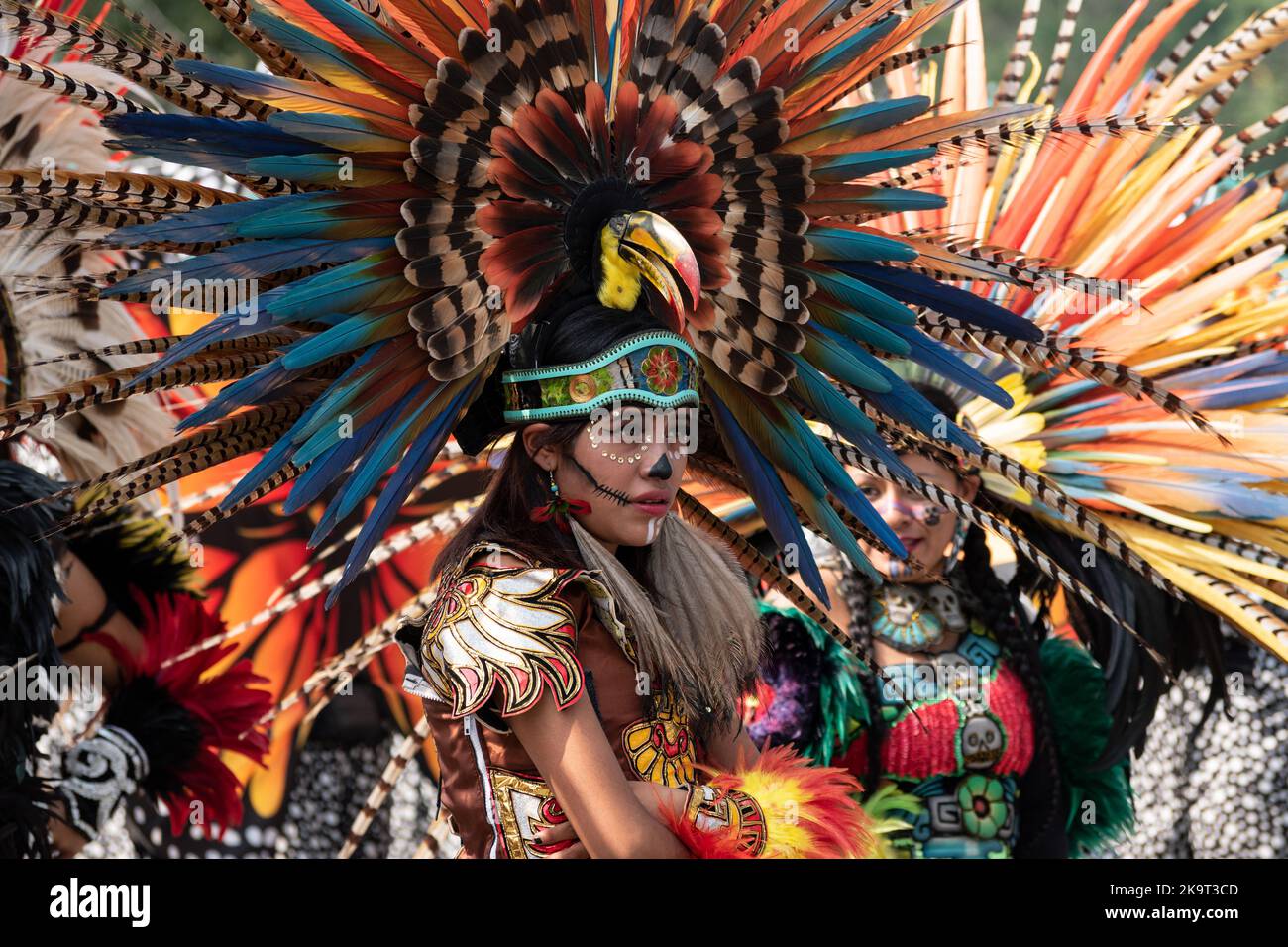 Mexiko Stadt, Mexico. 29th Oct, 2022. A woman in Aztec costume is part ...