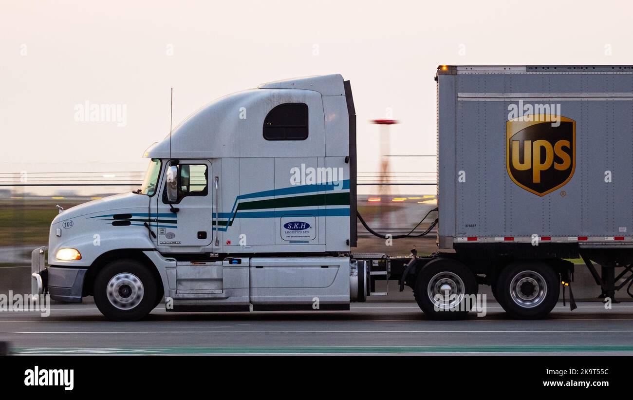 Richmond, British Columbia, Canada. 16th Oct, 2022. A semi tractor-trailer truck hauls a UPS trailer in traffic. (Credit Image: © Bayne Stanley/ZUMA Press Wire) Stock Photo
