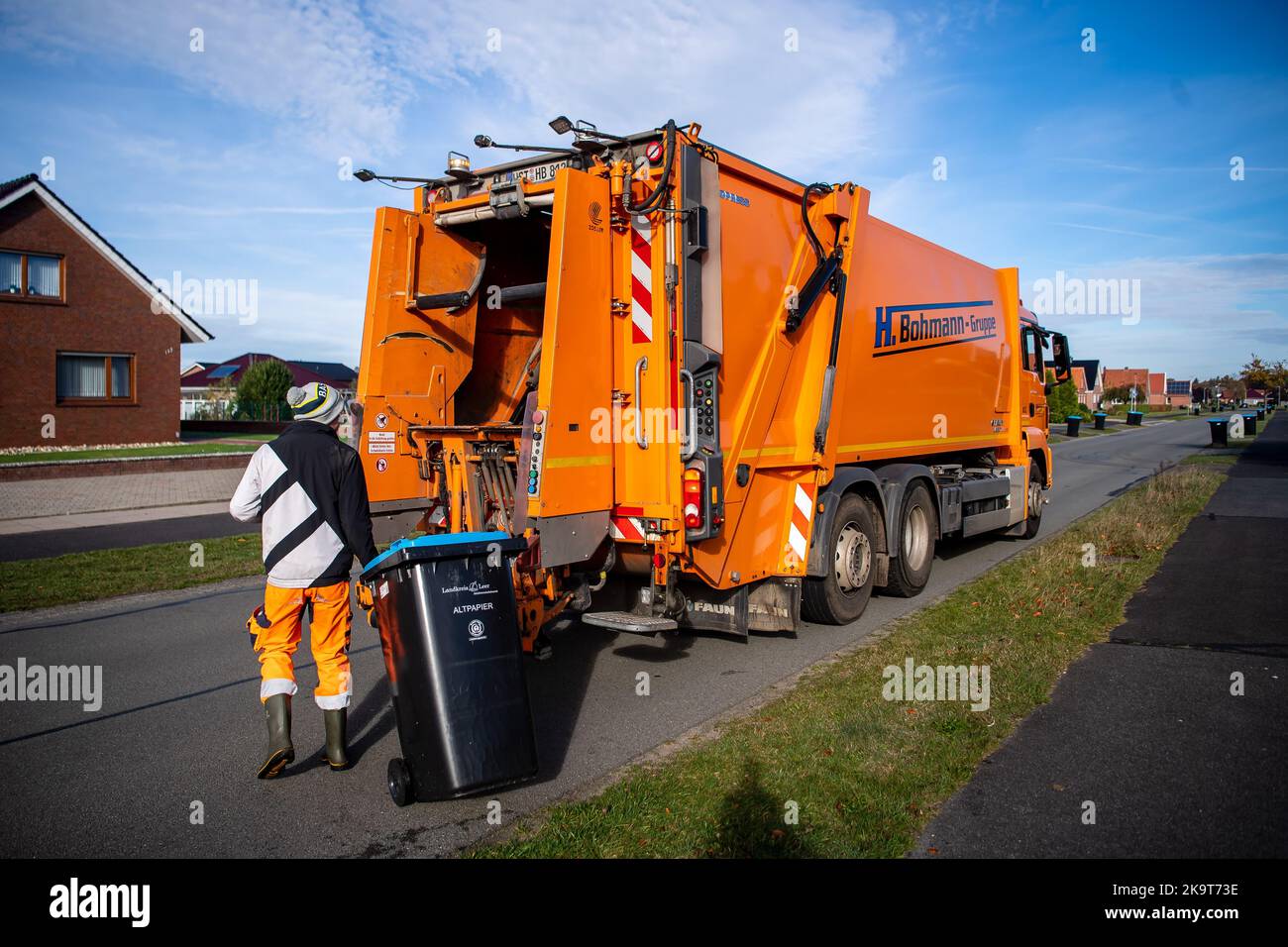 Ostrhauderfehn, Germany. 26th Oct, 2022. Waste collection employees