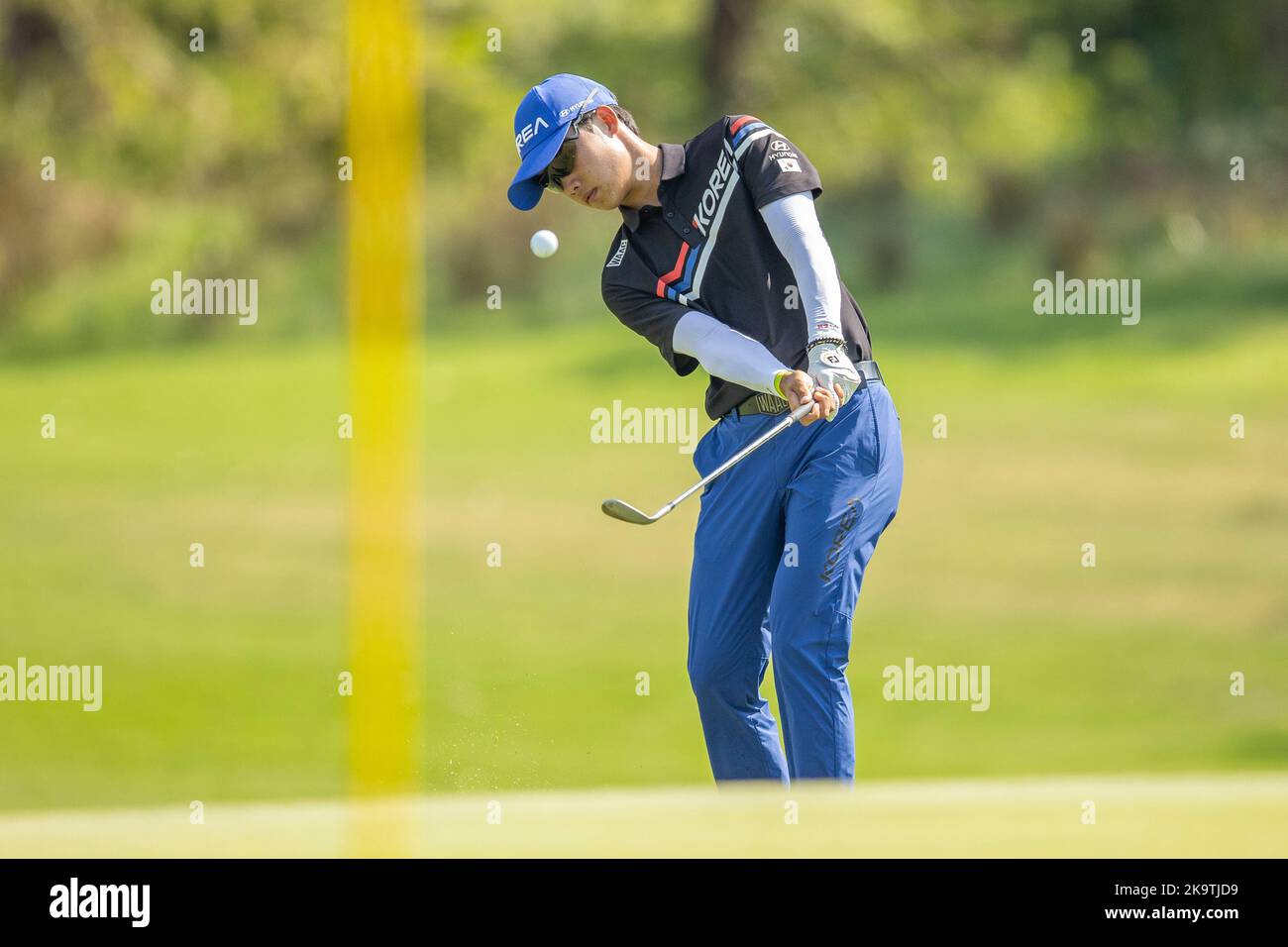 CHONBURI, THAILAND - OCTOBER 30: Minhyuk Song of Korea chips on hole 16 during the final round at the Asia-Pacific Amateur Championship 2022 at Amata Spring Country Club on October 30, 2022 in CHONBURI, THAILAND (Photo by Peter van der Klooster/Alamy Live News) Credit: peter Van der Klooster/Alamy Live News Stock Photo