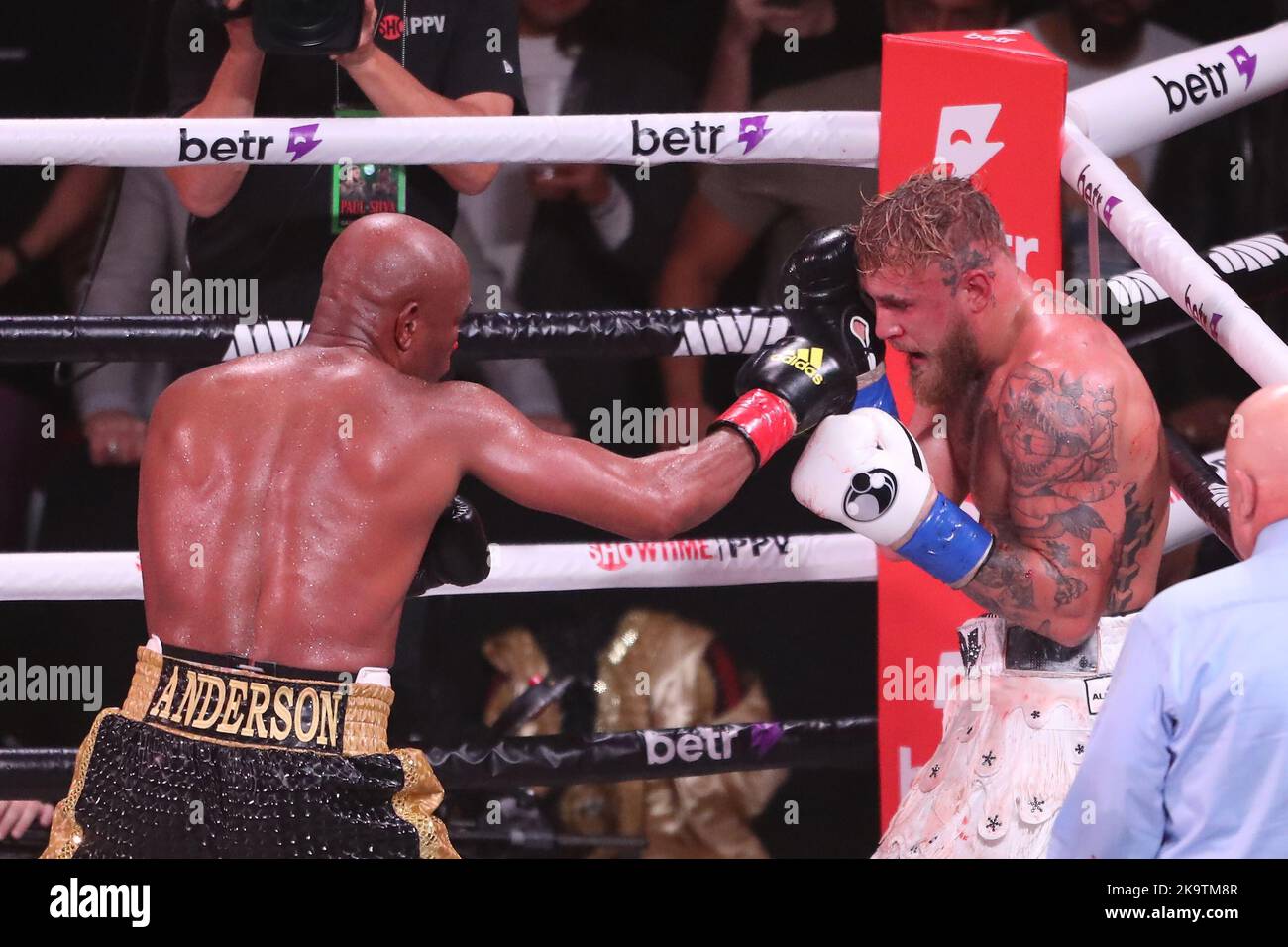 Glendale, Arizona, USA. 29th Oct, 2022. GLENDALE, AZ - OCTOBER 29: Jake Paul and Anderson Silva meet in the boxing ring for their Cruiserweight bout at Showtime's Paul vs Silva PPV Event at the Desert Diamond Arena on October 29, 2022 in Glendale, Arizona, United States. (Credit Image: © Alejandro Salazar/PX Imagens via ZUMA Press Wire) Credit: ZUMA Press, Inc./Alamy Live News Stock Photo