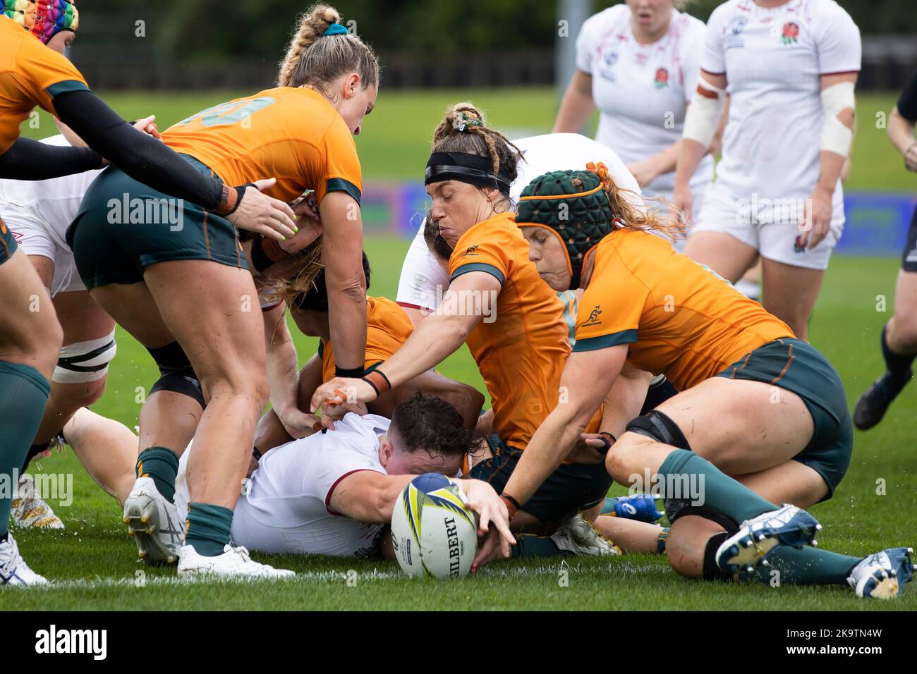 England's Hannah Botterman reaches out for a try only to have it disallowed during the Women's Rugby World Cup Quarter-final match at Waitakere Stadium in Auckland, New Zealand. Picture date: Sunday October 30, 2022. Stock Photo