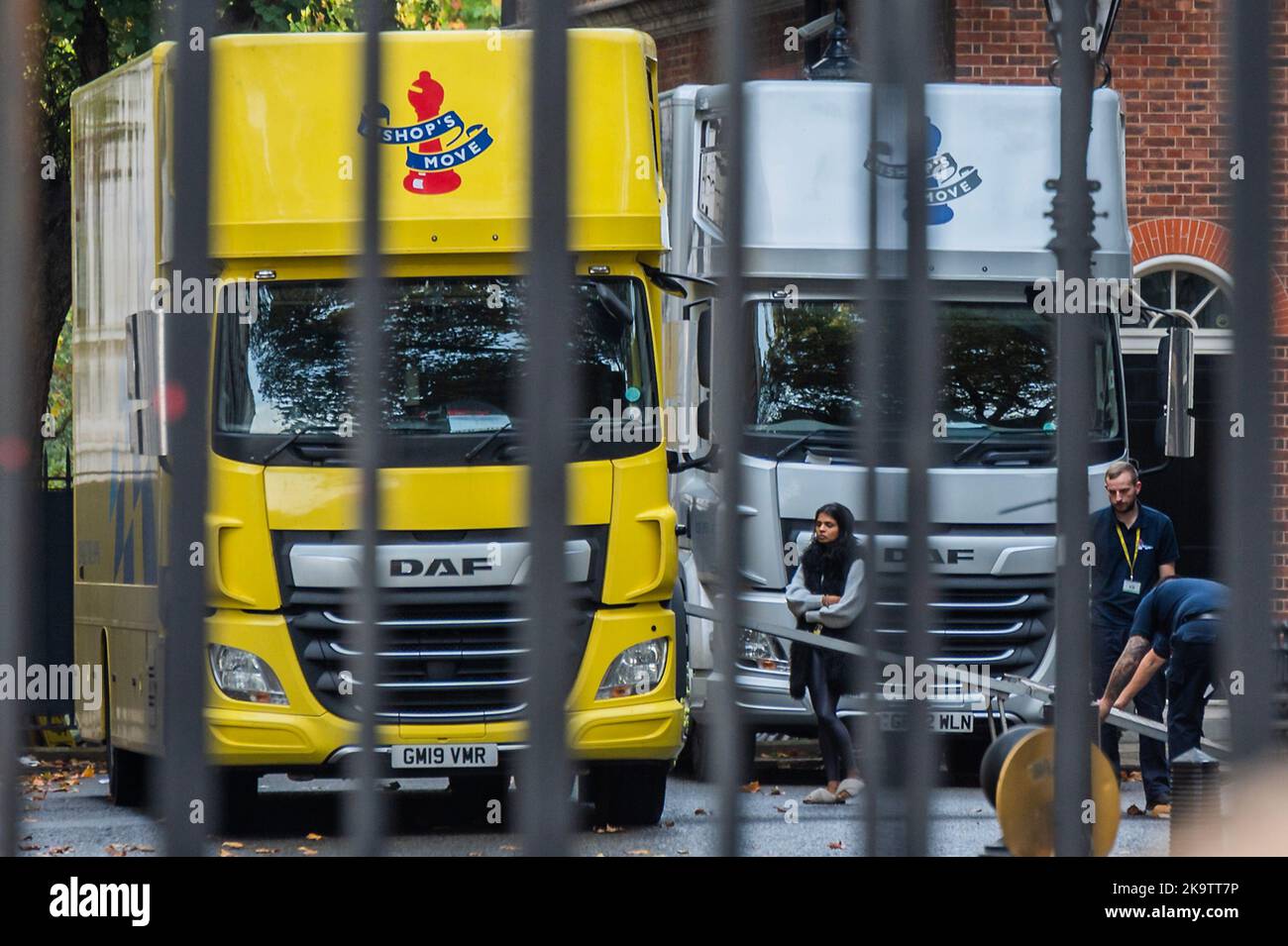 London, UK. 29th Oct, 2022. Akshata Murty (wife of Rishi Sunak) supervises moving in to number 10 Downing Street. After he becomes Prime Minister. Credit: Guy Bell/Alamy Live News Stock Photo