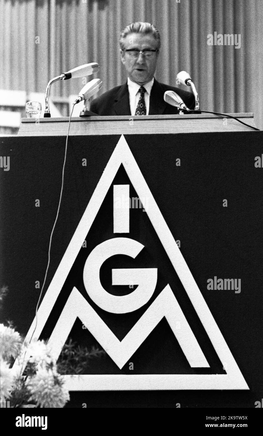 The central theme of the 7th IG Metall Women's Conference, here on 24 September 1970 in Dortmund, was the pursuit of equal pay. Otto Brenner at the Stock Photo