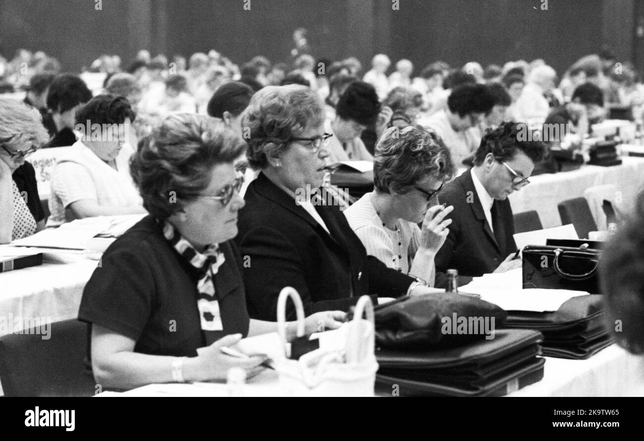 The central theme of the 7th IG Metall Women's Conference, here on 24. 9. 1970 in Dortmund, was the pursuit of equal pay, Germany Stock Photo