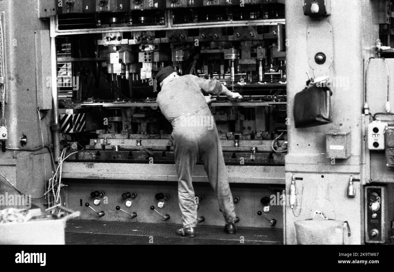 Manual labour in the car industry, as here at Opel in Bochum in 1970, was still dominant over