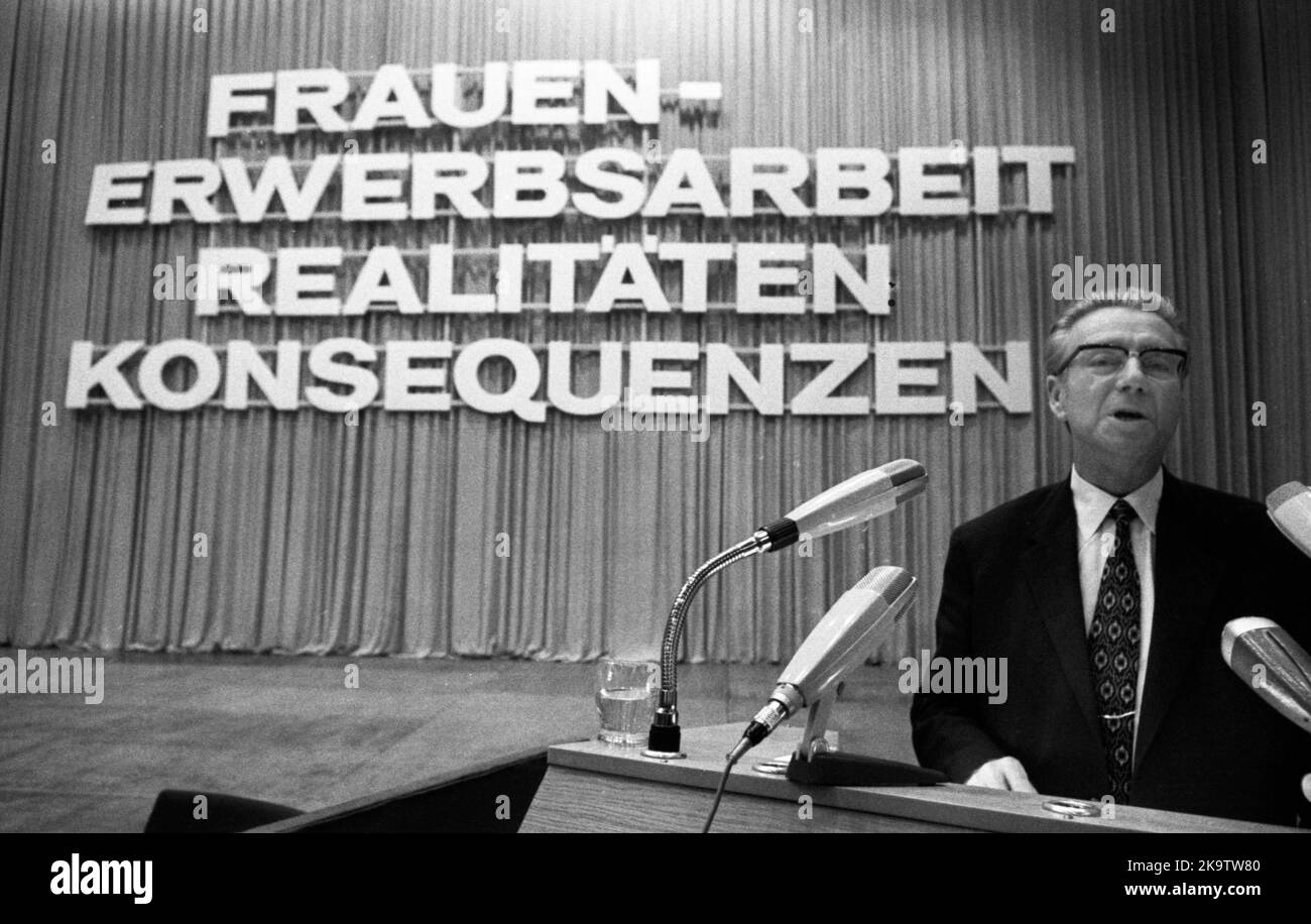 The central theme of the 7th IG Metall Women's Conference, here on 24 September 1970 in Dortmund, was the pursuit of equal pay. Otto Brenner at the Stock Photo